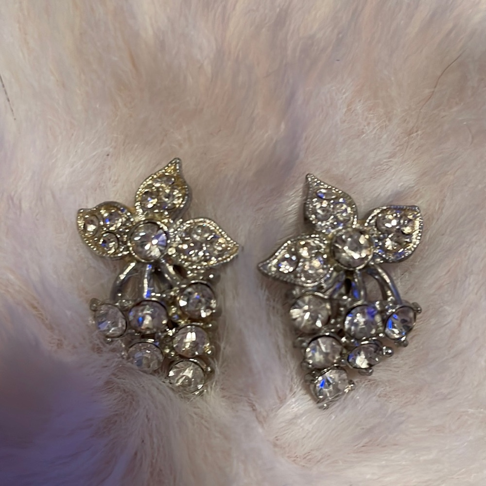 A gorgeous pair of silver and rhinestone vintage Nemo screw on earrings